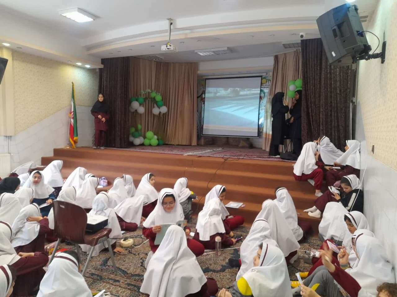 جلسه ای با حضور کادر پارک علم و فناوری