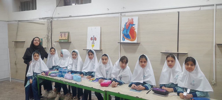 حضور دانش آموزان در آزمایشگاه