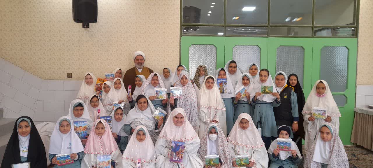 اهدا جوایزی  به دختران گل نمازخوان