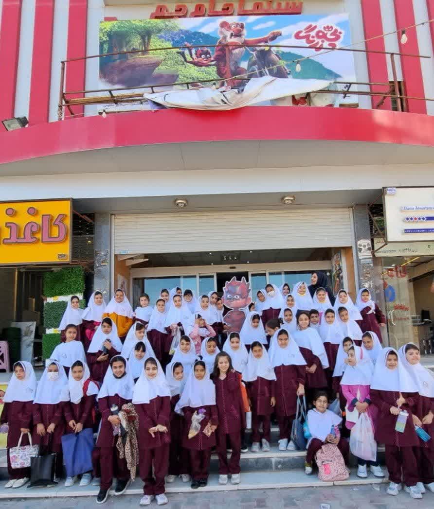 دانش آموزان به تماشای فیلم  سینما می نشینند