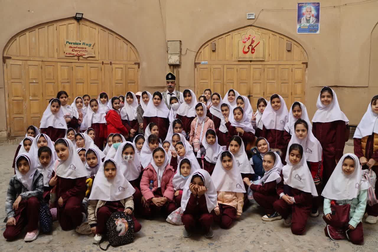 بازدید دانش آموزان پایه سوم از بافت تاریخی یزد