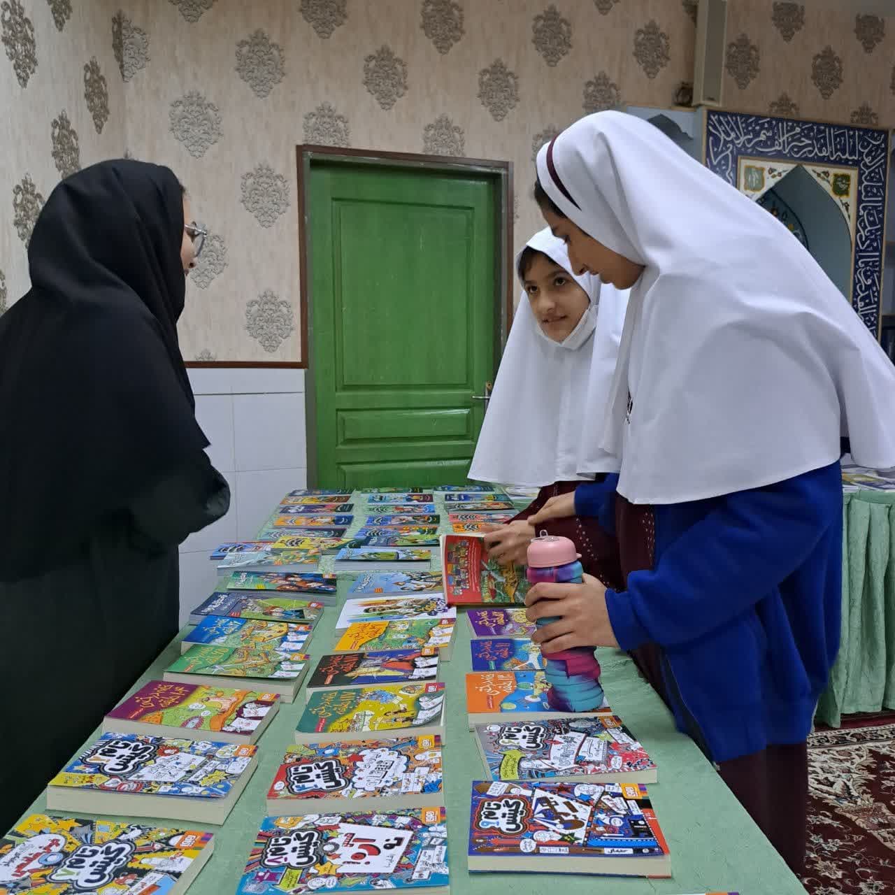 بازدید دانش آموزان از نمایشگاه کتاب