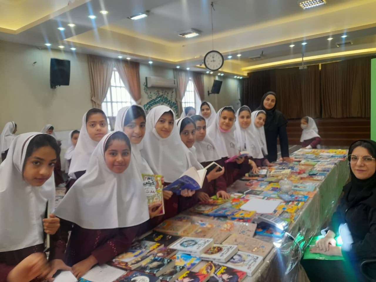 نمایشگاه کتاب به مناسبت هفته کتاب و کتابخوانی