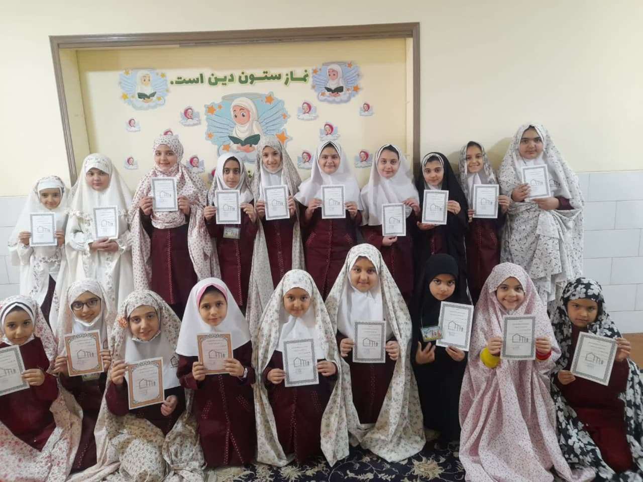 اهدا لوح تقدیر به نمازگزاران